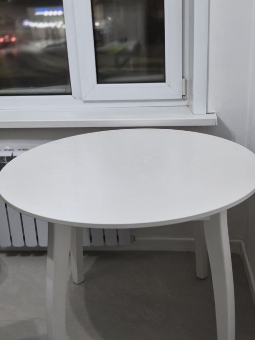 Стол круглый белый