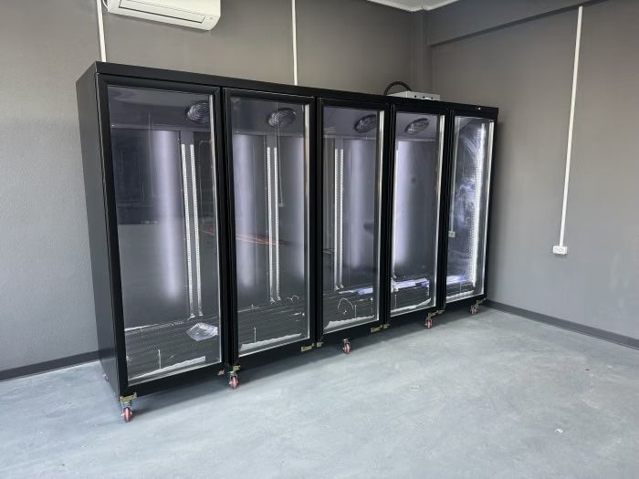 Vitrina frigorifica verticala 5 usi 3000L, agregat extern, inox negru
