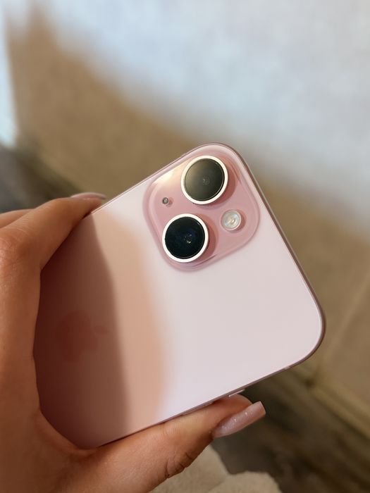 IPhone 15 - розов