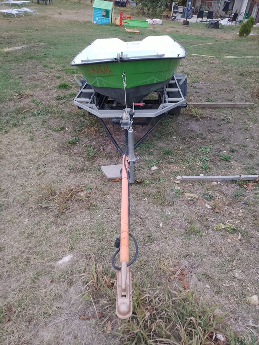 Лодка с колесар-регистриран