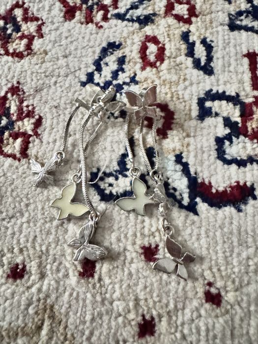 Серебристые серьги с подвесками-бабочками