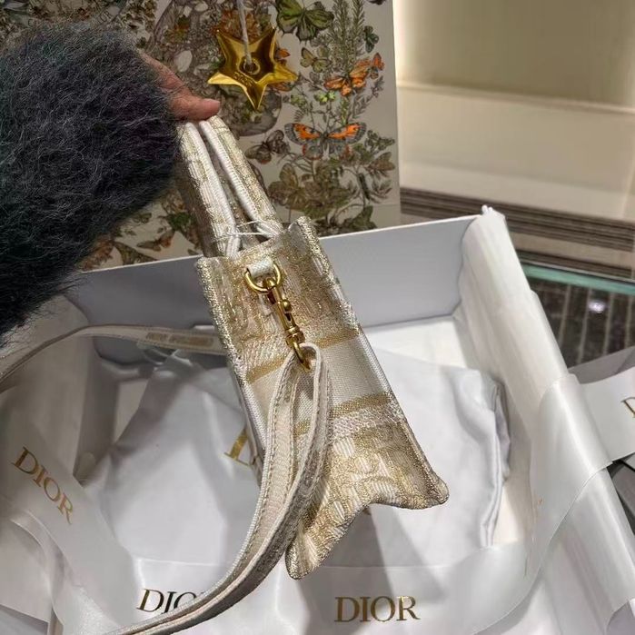 Чисто нова бяла чанта