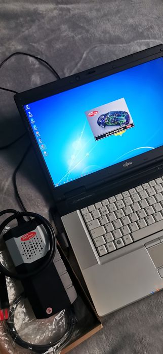 Laptop Fujitsu H Series cu interfață și program instalat DelphiDS150e