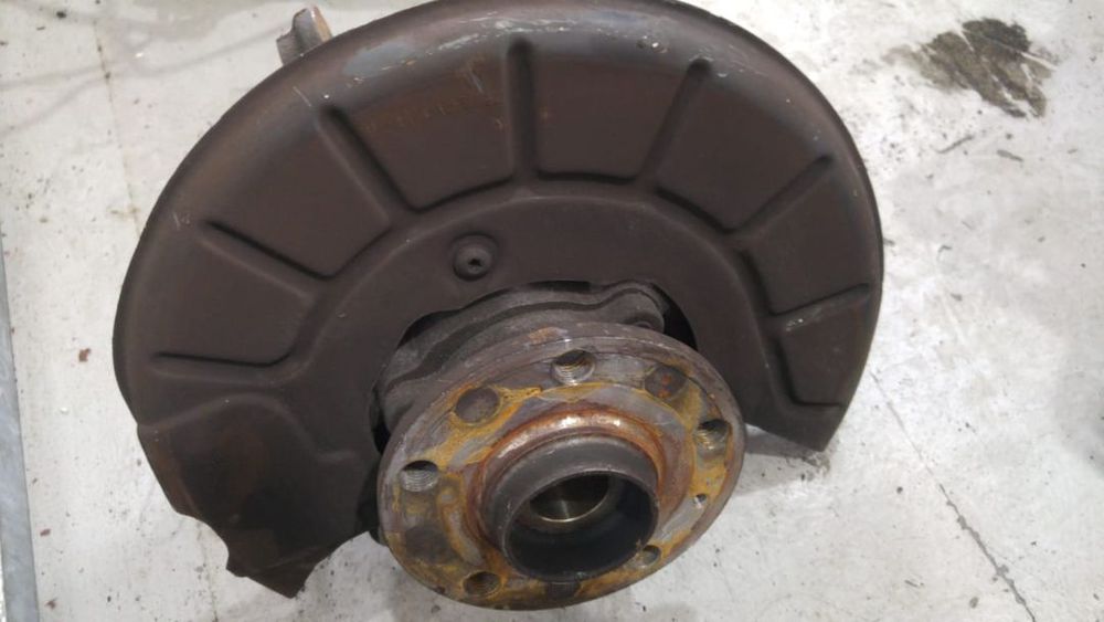 Fuzeta dreapta fata vw touran 1t