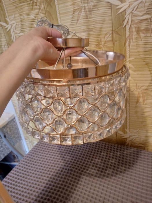 Продам хрустальную люстру