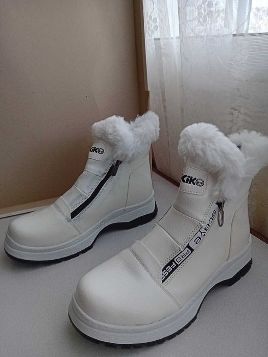 Зимни бели ботуши