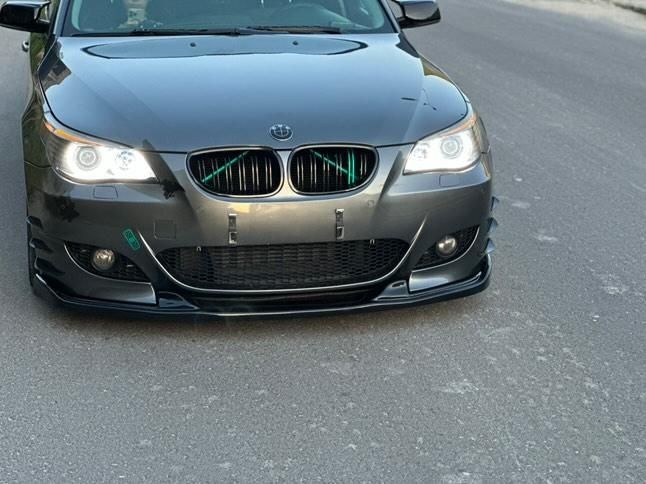 Spoiler fusta lip prelungire bara fata BMW E60 M5 – Negru Lucios