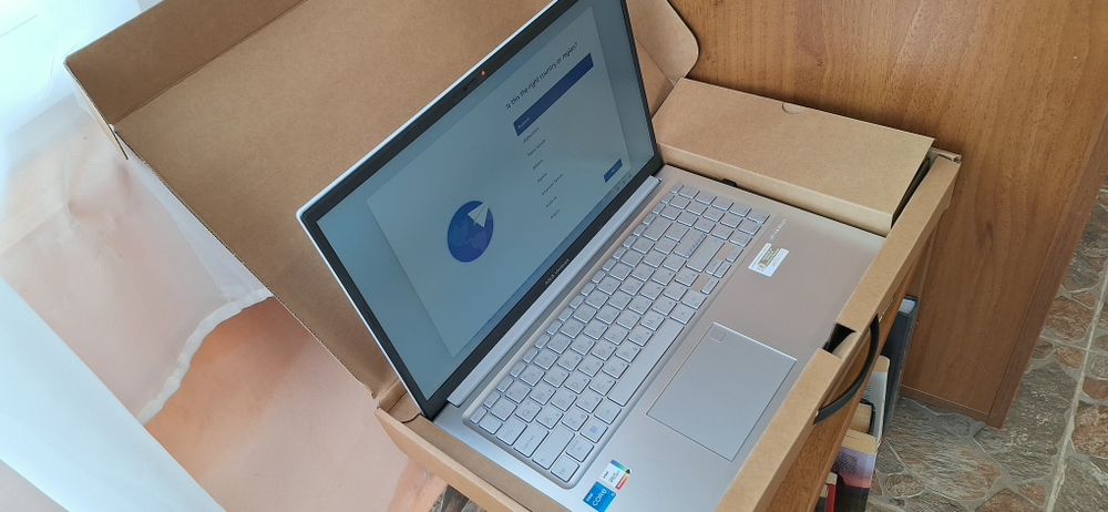 ASUS VivoBook 15 / 16GB RAM / 512 SSD / КАТО НОВ / ГАРАНЦИЯ/WINDOWS  11,мишка безчична