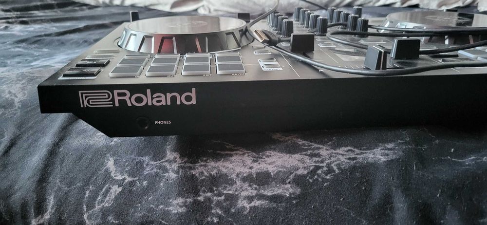 DJ контроллер Roland - DJ 202
