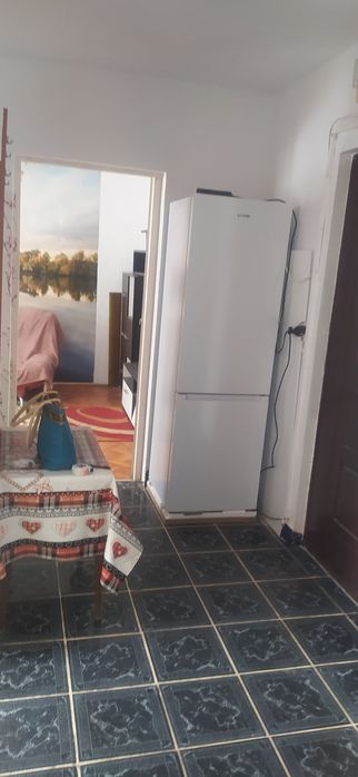 Închiriez apartament 3 camere in Carpați 1
