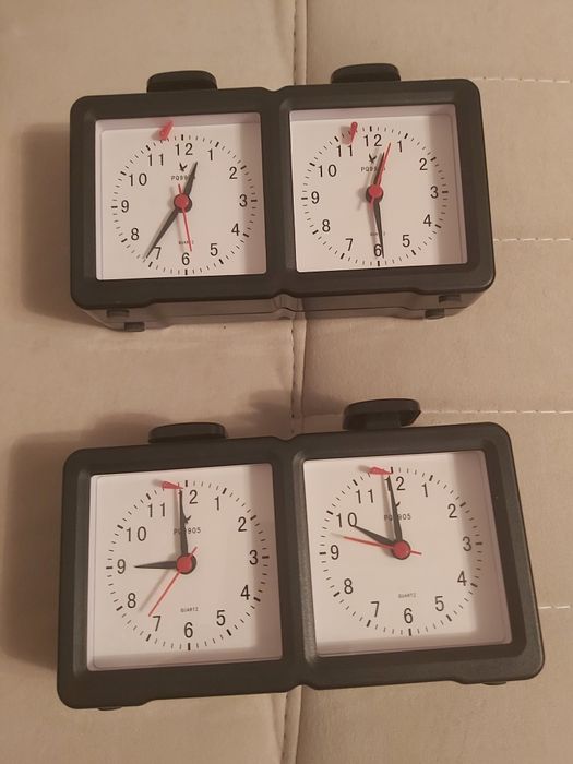 Шахматные  часы 2 штук механические и 4 штука шахматны фигуры большие.