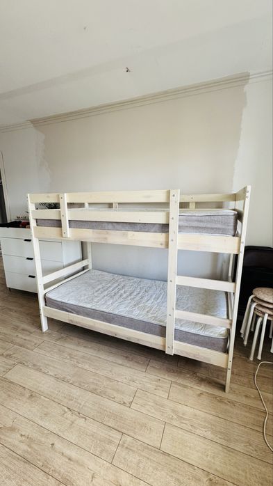 Продается кровать с матрасами