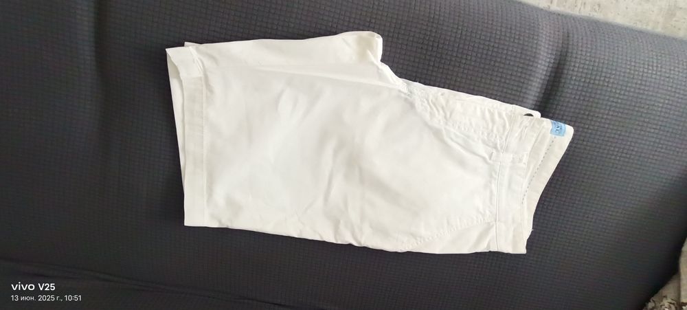 Продаю мужские белые шорты