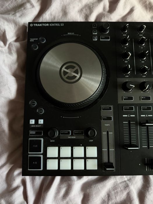 Consola DJ - Traktor Kontrol S3