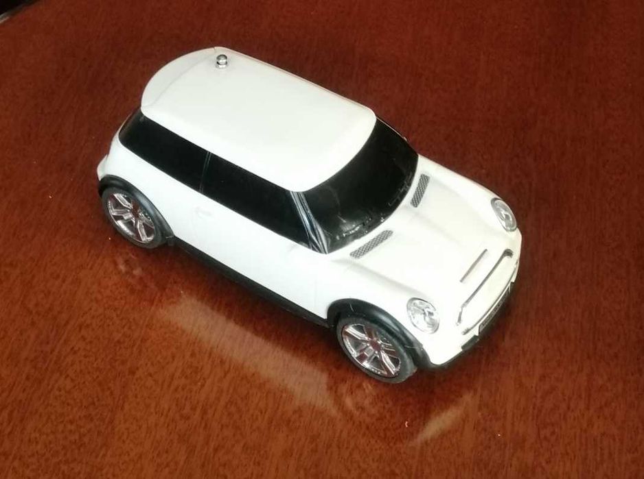 Модели автомобилей 1:43 различные.