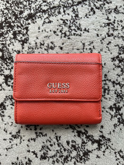 Дамски портмонета Guess Coccinelle и Massimo Dutti