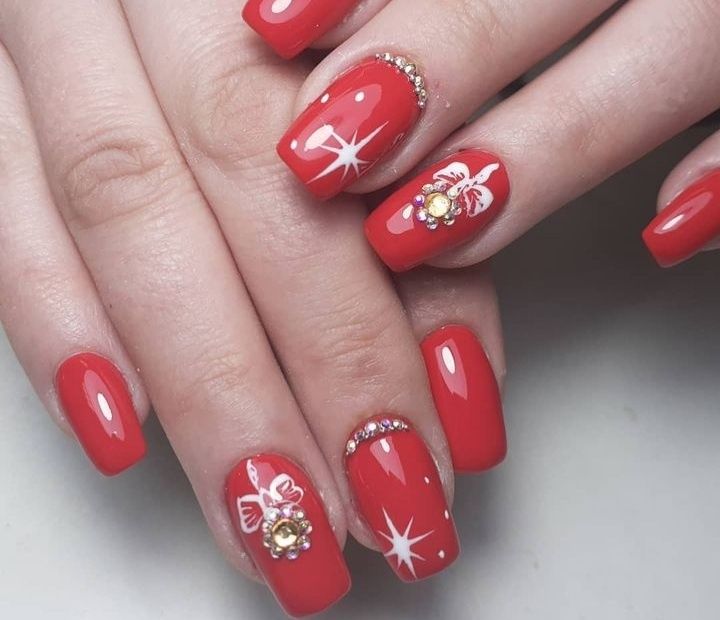 Маникюр в салоне