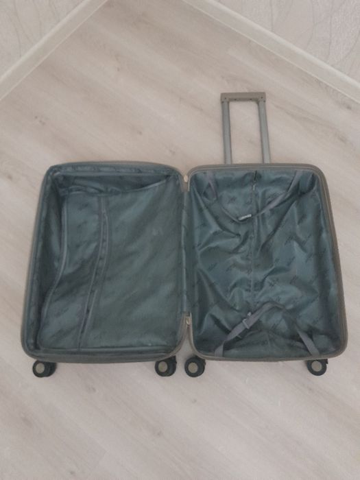 Дорожный чемодан на колесиках