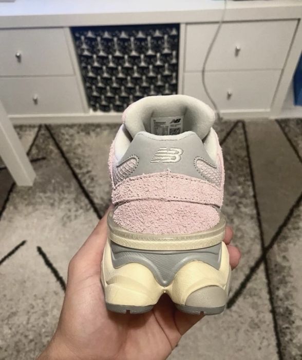 New Balance 9060 Pink
