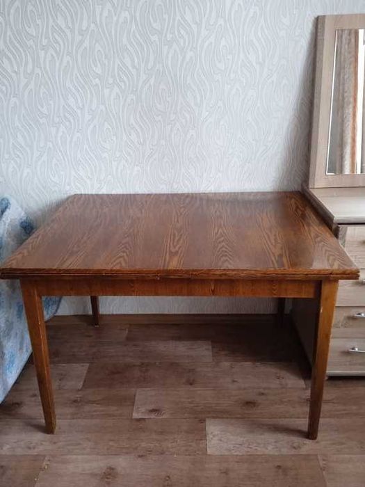 Продам стол удобный недорого за 2 500 тг