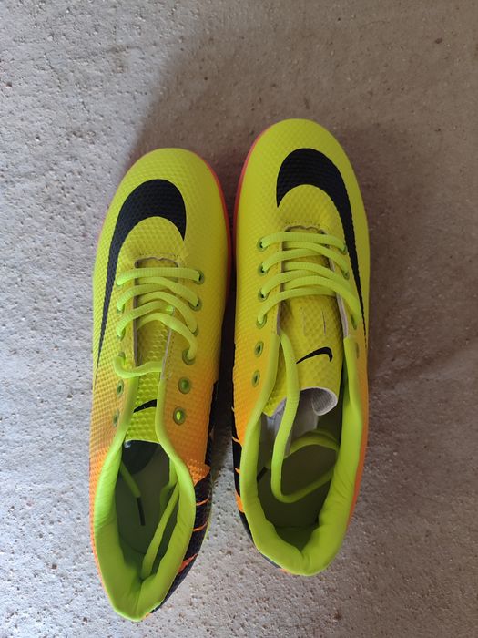 Новый кроссовка.