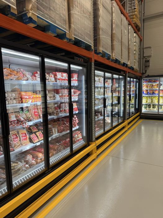 Construim vitrine frigorifice verticale pentru bauturi.