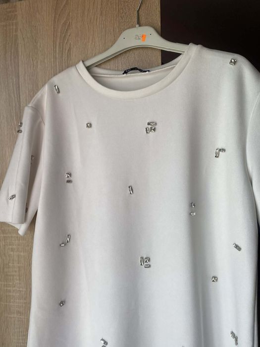 Бяла рокля Zara с камъни