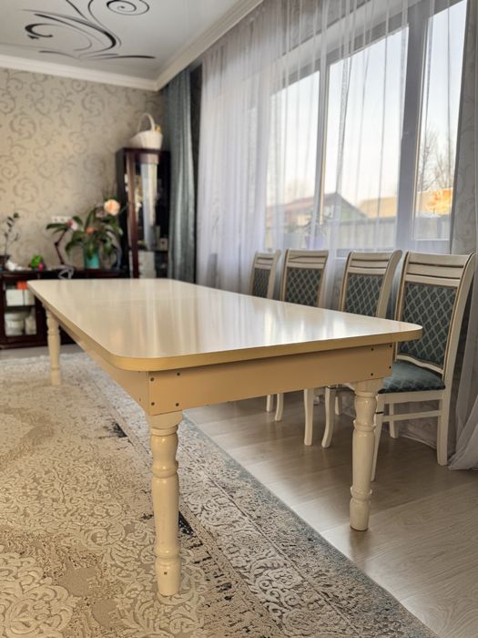 Срочно продам стол для гостинной