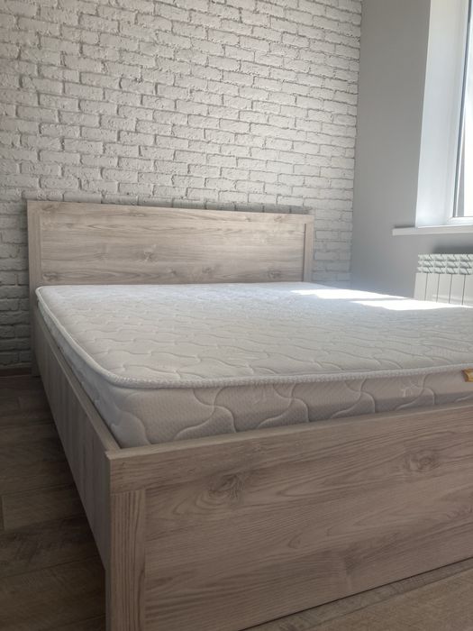 Кровать с матрацем и покрывалом