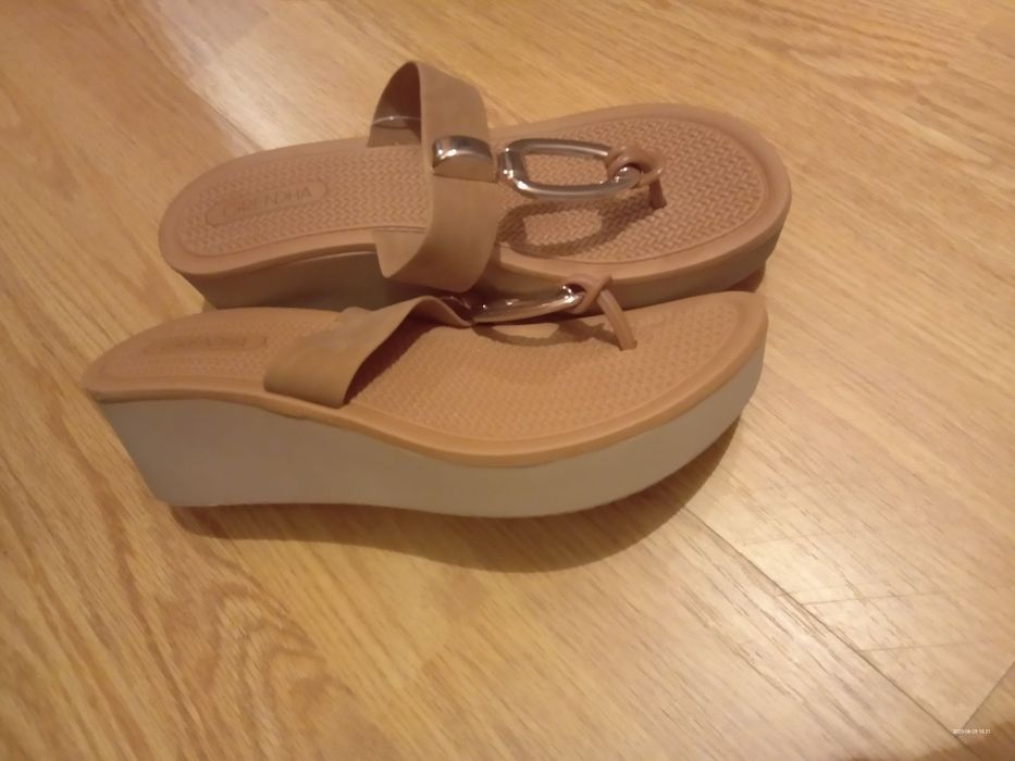 Vând sandale de plaja si saboti decupați negri