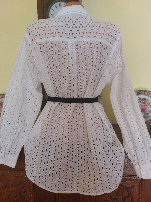 Redusa! Romantica, eleganta, camasa noua superba din broderie englezeasca, croi impecabil