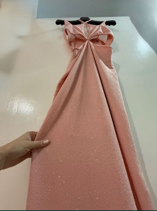 Парти рокля-от блестящ плат в бледо розово