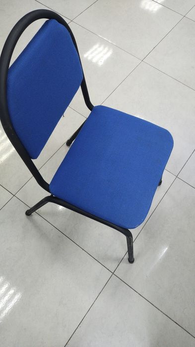 Продам офисные стулья.