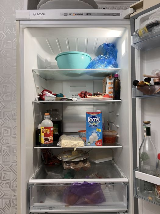 Холодильник б/у работает отлично посец день пользуемся