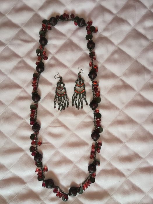 Дълго колие с обеци с камъчета