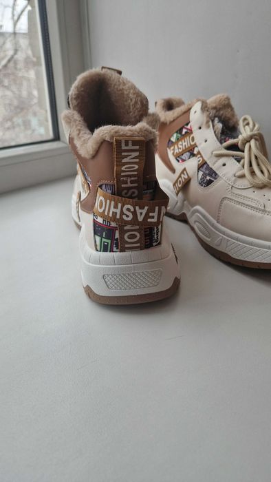 Новые утепленные кроссовки