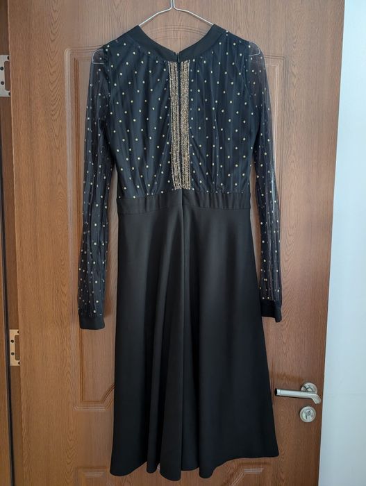 Rochie neagră cu accente aurii
