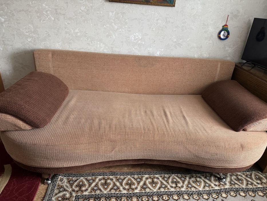 диван + подушки.