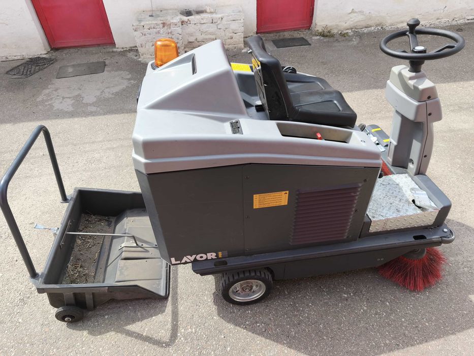 Închiriere măturătoare profesională Lavor SWL R1000 ST cu motor Honda!