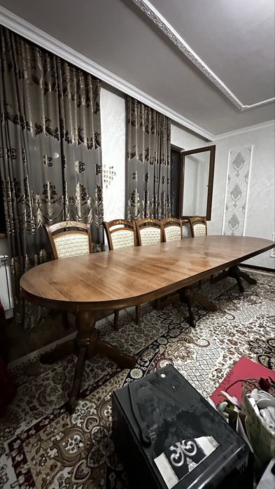 Стол для гостиной и стулья