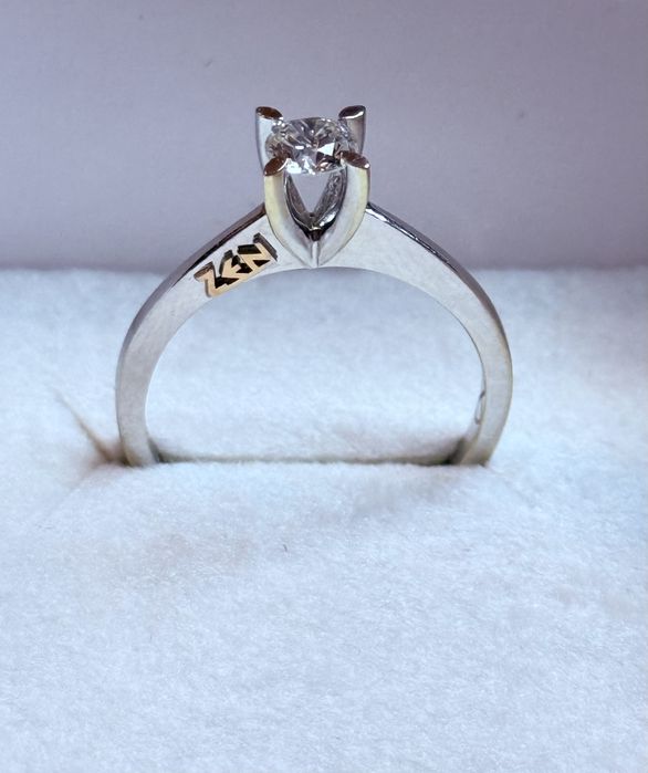 Дамски пръстен бяло злато и диамат