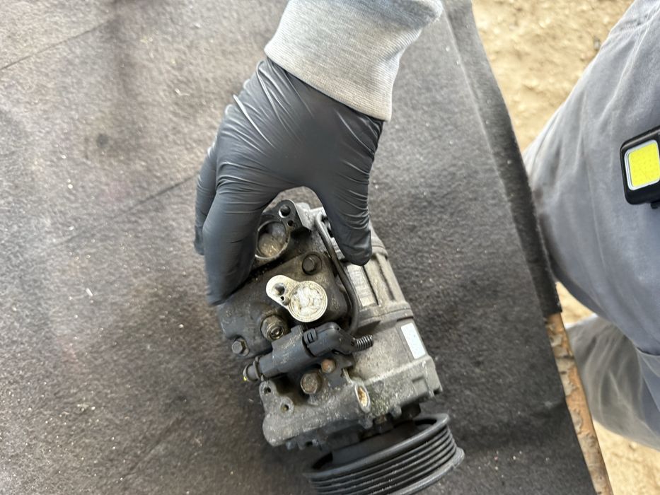 Компресор на климатика Audi Q7 4L оригинален 7L6820803 M