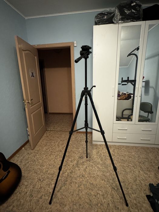 Продам фото видео штатив с понорамной головой в комплекте есть кофр