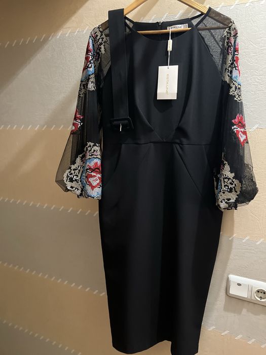 Платье черное из тонкой шерсти с нарядными руковами .