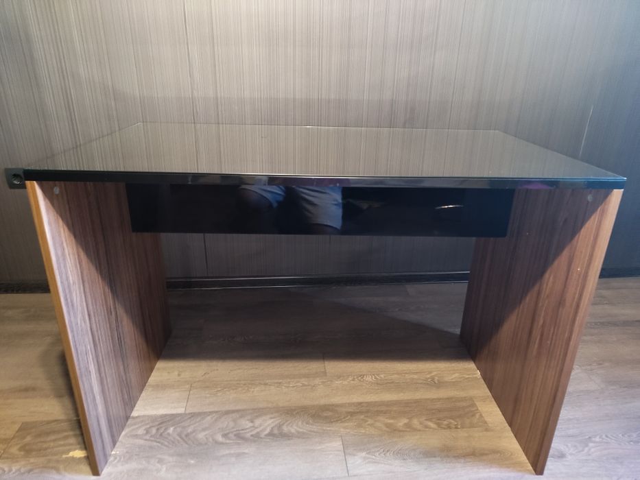 Компютърно бюро със стъкло