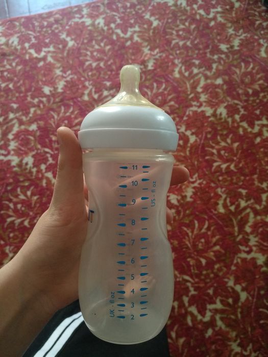 детская бутылочка для кормления и питьевая