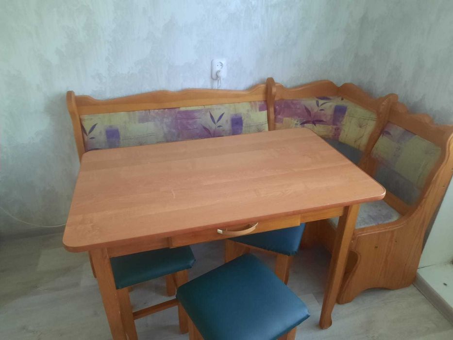 Продам обеденную зону (стол , диван и табуретки)
