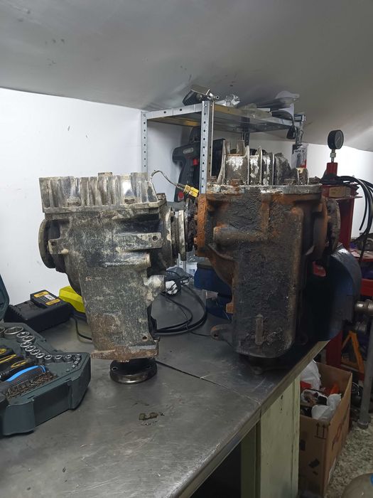 Шпер диференциал 210 БМВ е28 с число 3.07 (този от дясно на снимките)