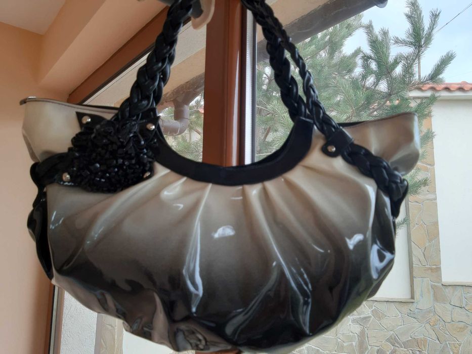 Чанта с Красив Дизайн и Много Отделения и Джобове ! НОВА!