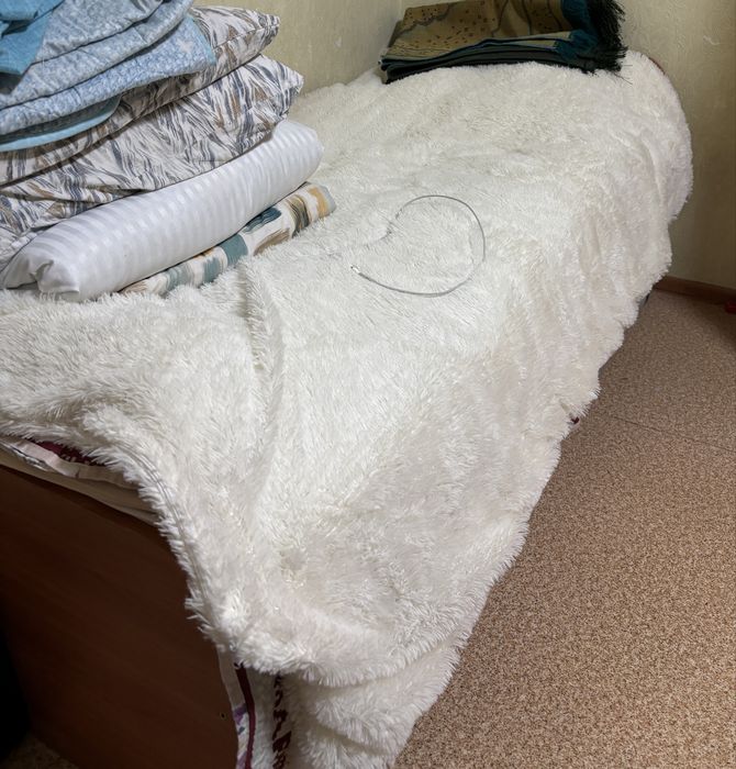 продам две односпальные б/у кровати деревянные